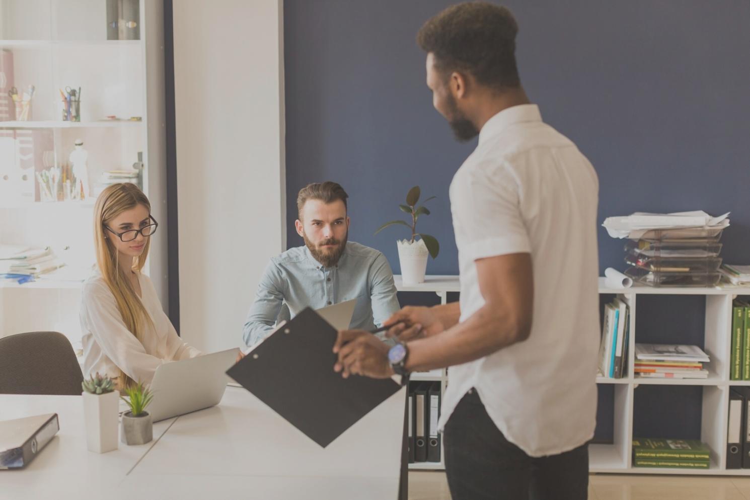 Session de formation collaborative avec analyse de cas réels