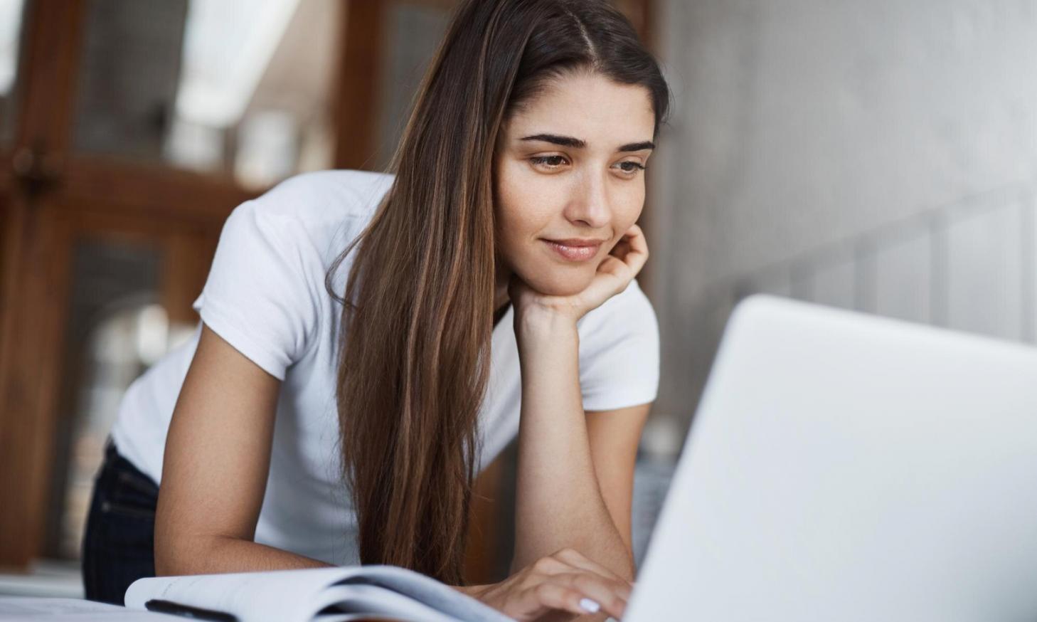 Bureau de conseil financier moderne à Strasbourg avec espace de rencontre chaleureux