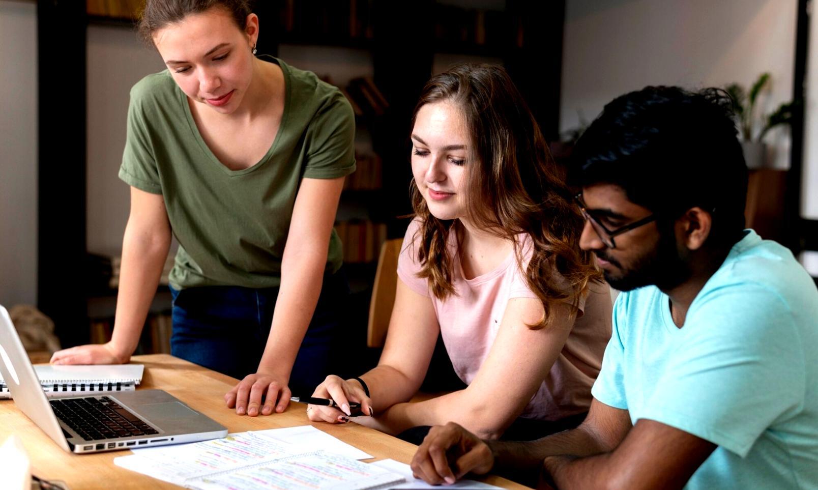 Session de webinaire en direct avec présentation de documents financiers